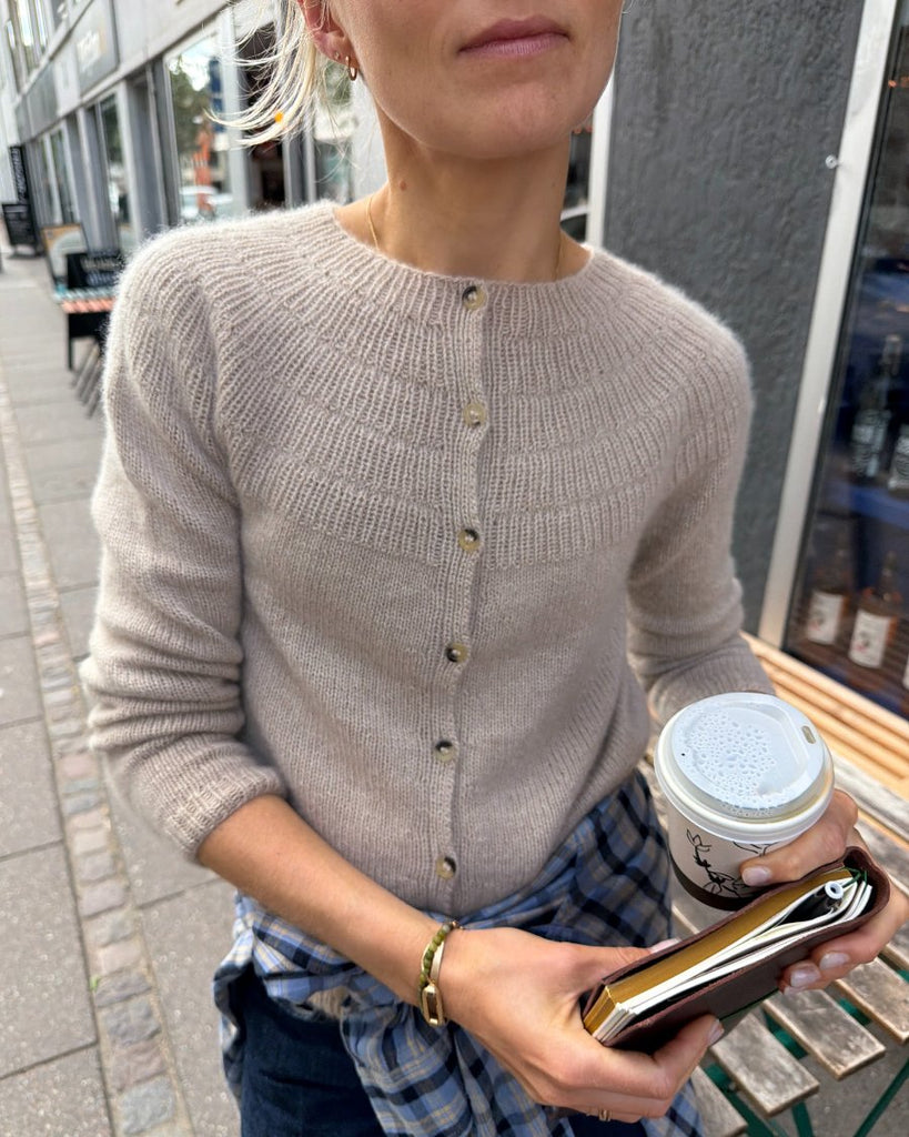 Kvinde iført Ankers C<rdigan - My Size i cashmere