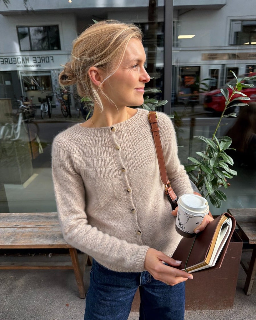 Kvinde iført Ankers C<rdigan - My Size i cashmere