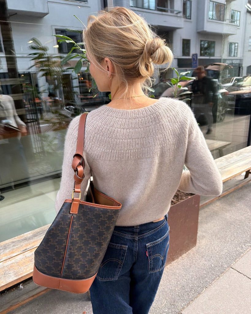 Kvinde iført Ankers C<rdigan - My Size i cashmere set bagfra
