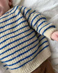Barn iført Friday Sweater Baby med blå striber