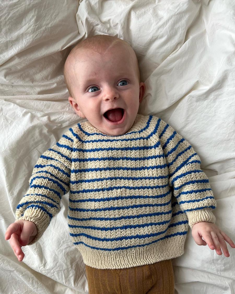 Barn iført Friday Sweater Baby med blå striber