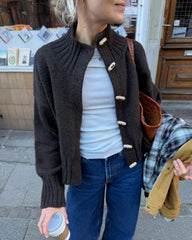 Kvinde iført brun Hannah Jacket