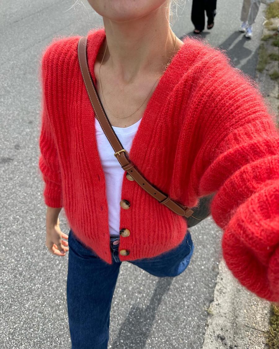 Kvinde med rød Agnete Cardigan