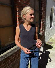 Kvinde iført sort Alice Top