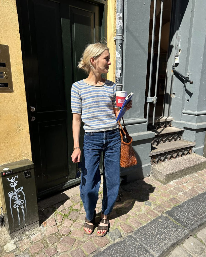 Kvinde iført stribet Amélie Tee