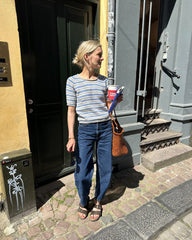 Kvinde iført stribet Amélie Tee