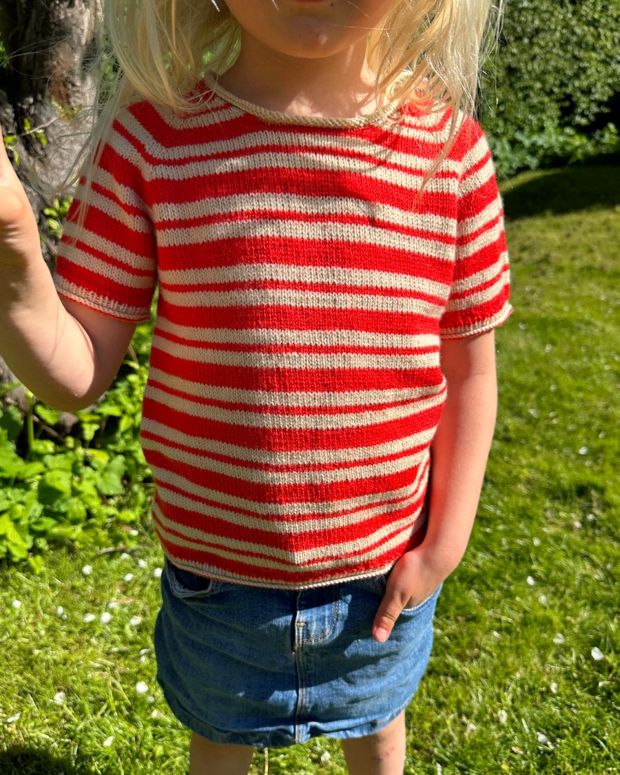 Closeup af rødstribet Amélie Tee Junior
