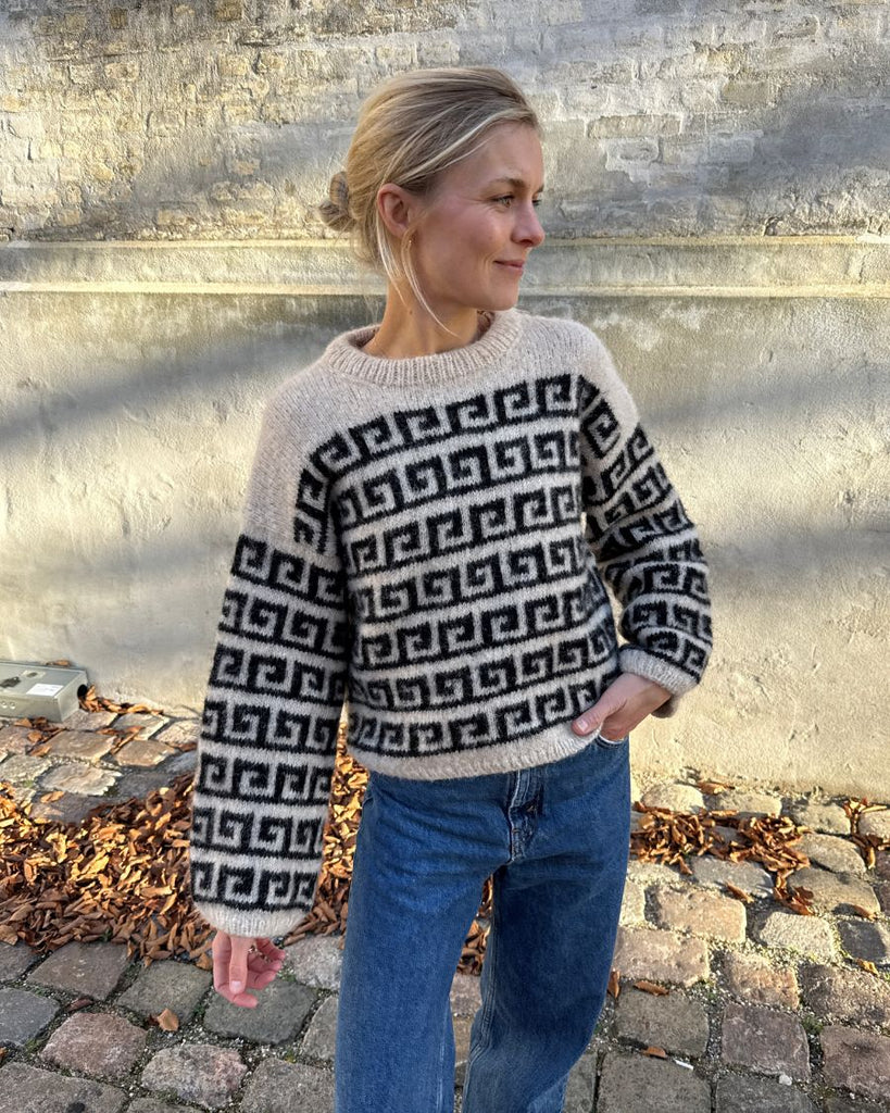 Kvinde iført beige og sort Athene Sweater