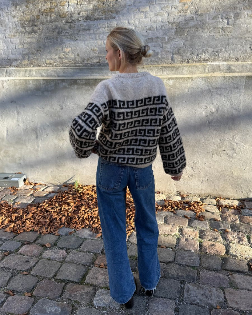 Kvinde iført beige og sort Athene Sweater set bagfra