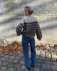 Kvinde iført beige og sort Athene Sweater set bagfra