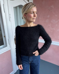 Kvinde iført sort Bea Blouse