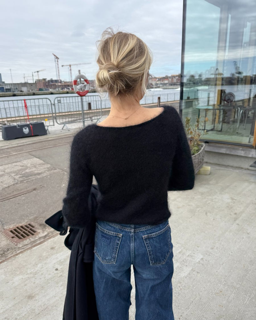 Kvinde iført sort Bea Blouse set bagfra