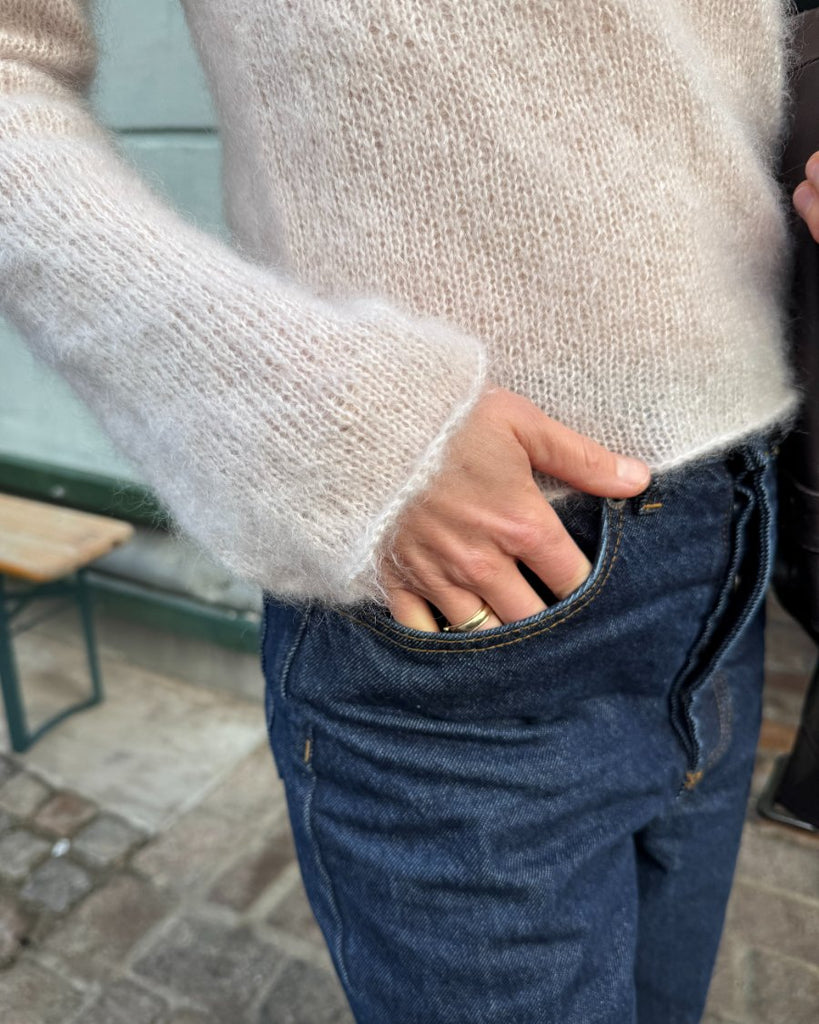 Detaljebillede af ærmet på kvinde iført hvid Bea Blouse