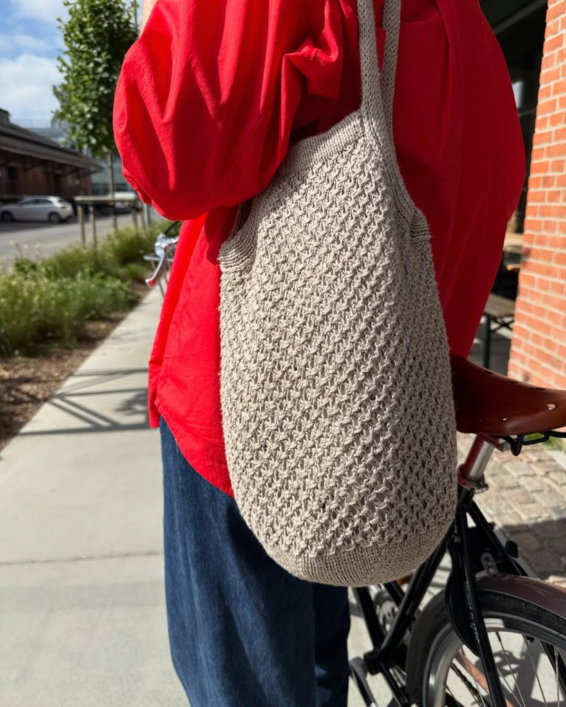 Kvinde med beige Breeze Bag 