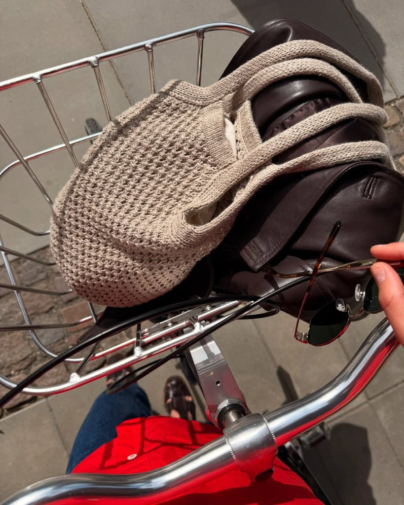 Beige Breeze Bag i cykelkurv