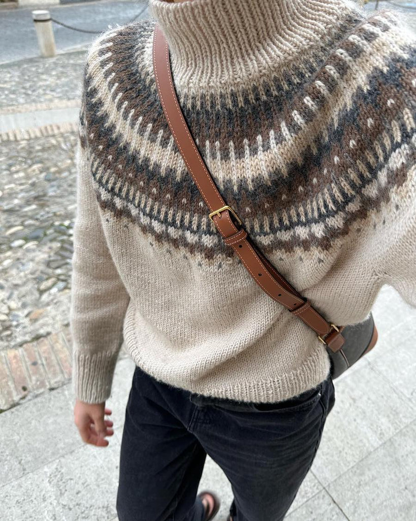 Kvinde iført lys flerfarvet Celeste Sweater