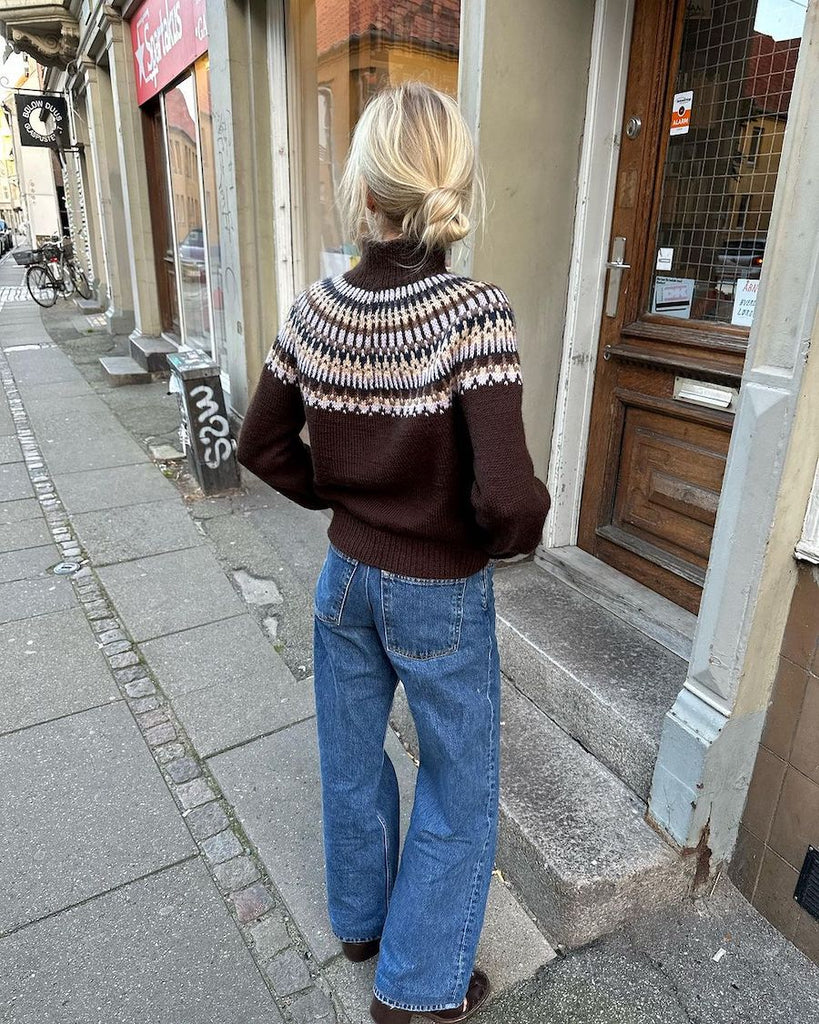 Kvinde iført flerfarvet Celeste Sweater