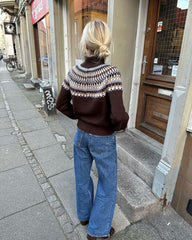 Kvinde iført flerfarvet Celeste Sweater