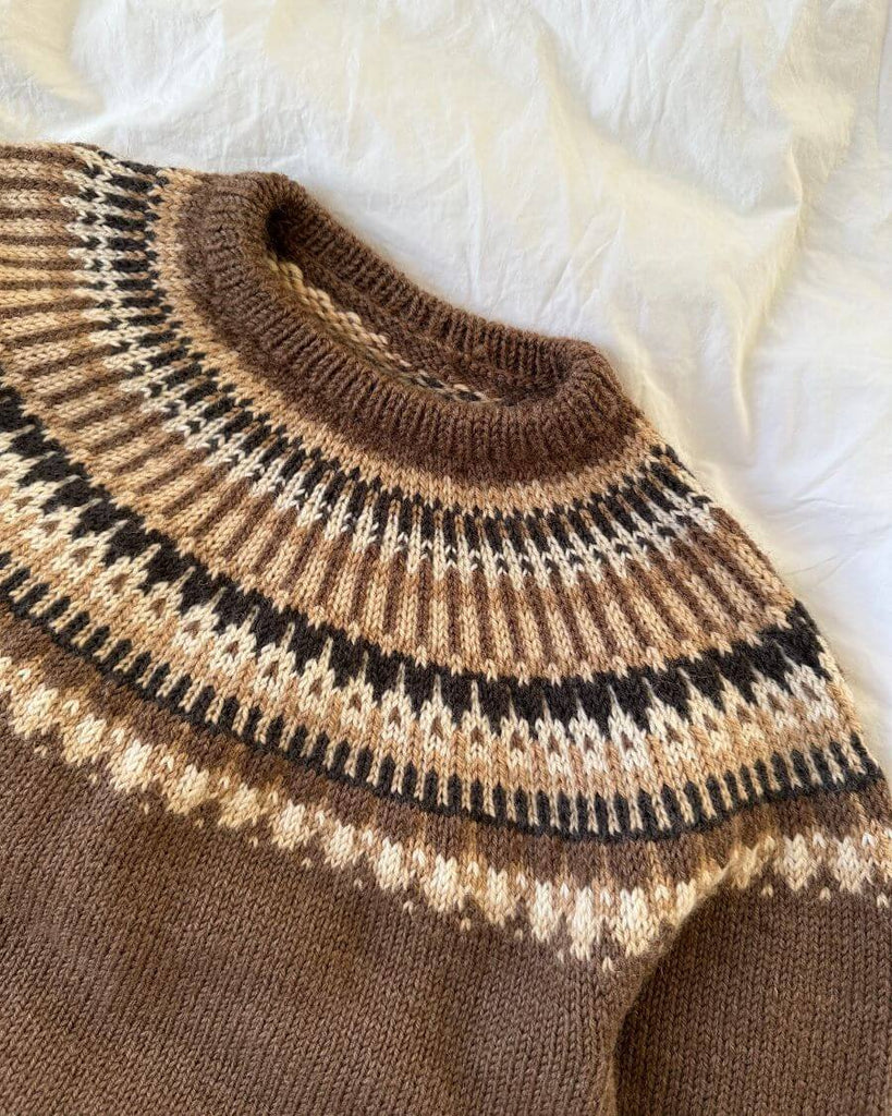 Closeup af Celeste Sweater Man i brunlige nuancer