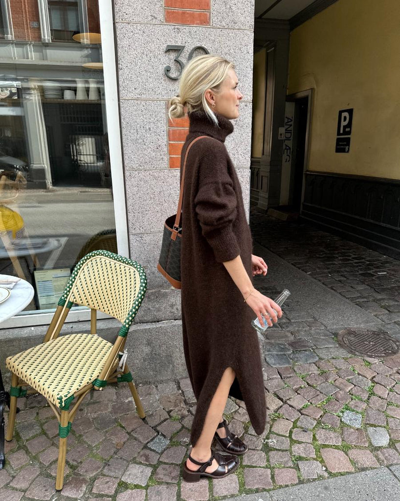 Kvinde iført brun Chestnut Dress