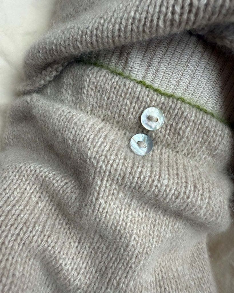 Closeup af detaljen i bukselinningen på beige Cleo Baby Set