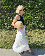 Kvinde holder Cleo Clutch i camel