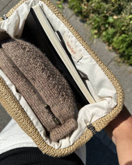Closeup af åbenstående Cleo Clutch i camel