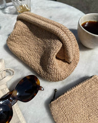 Cleo clutch med lille frame på bord