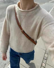 Kvinde iført hvid Cloud Blouse