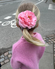 Barn iført lyserød Cloud Sweater Junior