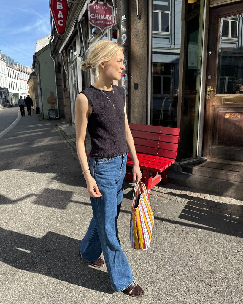 Kvinde iført sort Cloud Top 