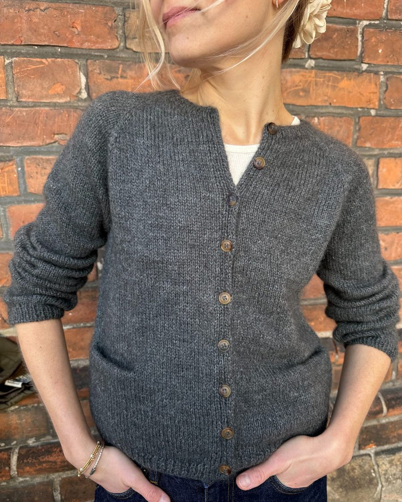 Kvinde iført grå Copenhagen Cardigan