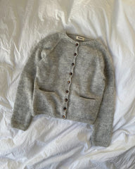 Lyse grå Copenhagen cardigan med 10 stk mørkebrune galalit knapper med 2 huller Ø 15 mm