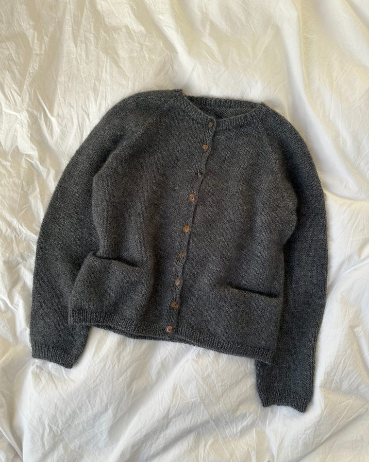 Closeup af grå Copenhagen Cardigan