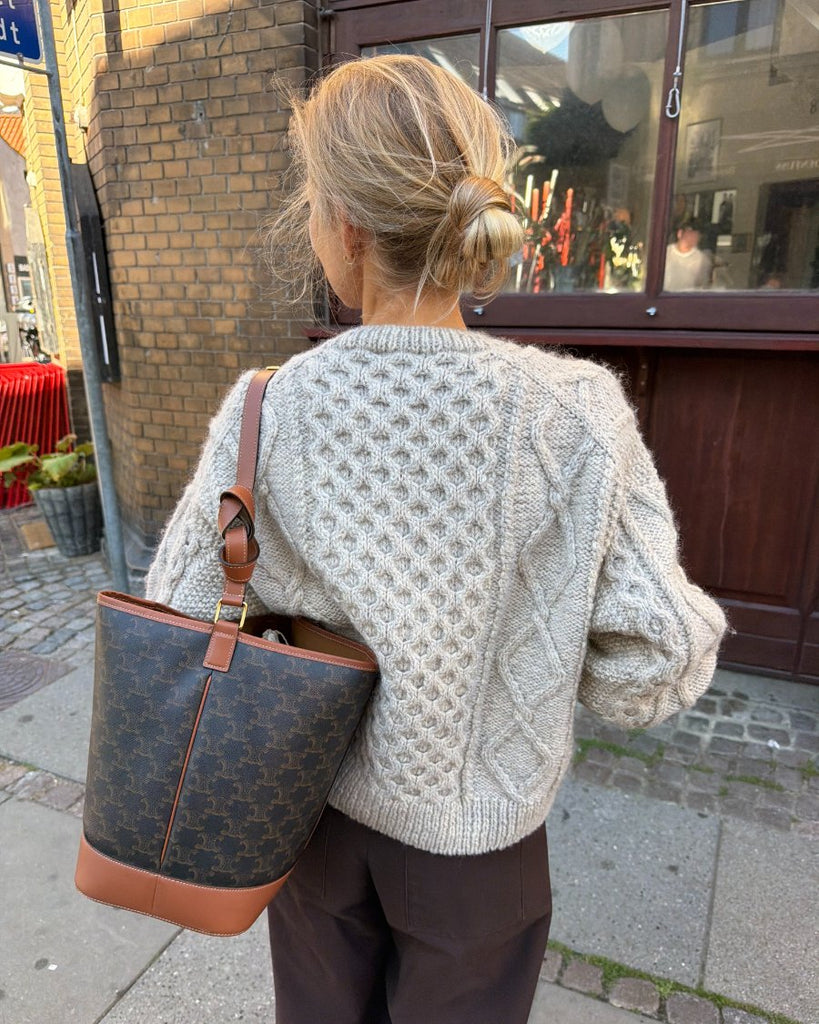 Kvinde iført grå Dagmar Jacket set bagfra