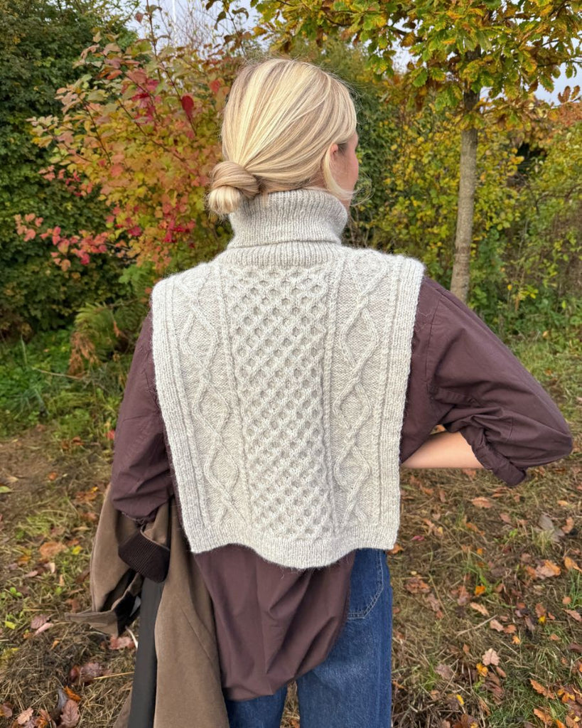 Kvinde iført grå Dagmar Neck set bagfra