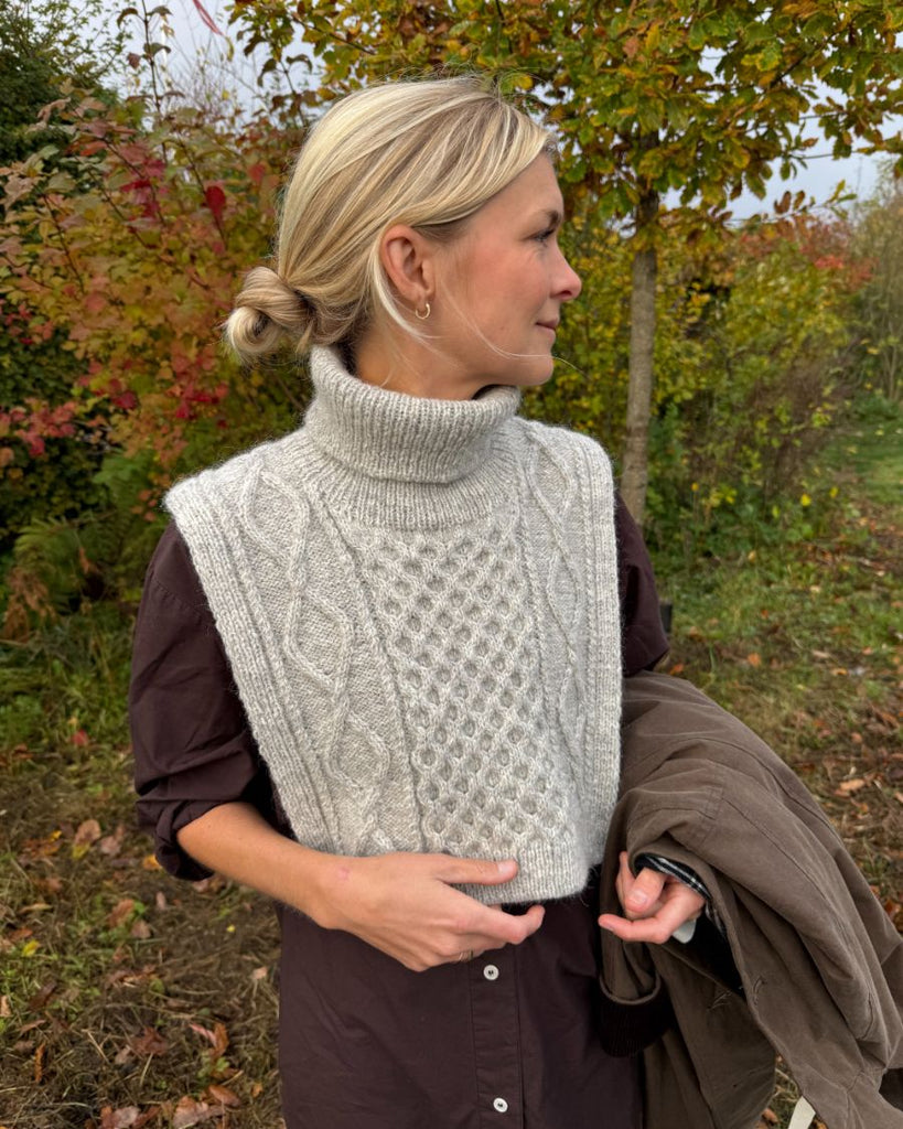 Kvinde iført grå Dagmar Neck