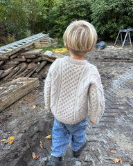 Dreng med hvid Dagmar Sweater Junior set bagfra