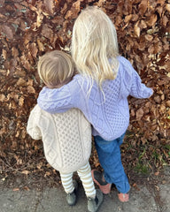 Børn med Dagmar Sweater Junior i beige og lilla