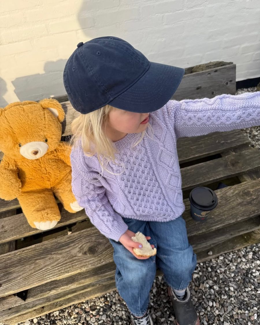 Pige med lilla Dagmar Sweater Junior