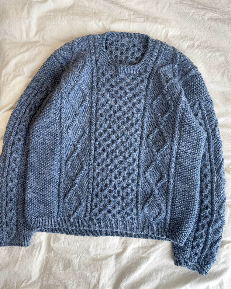 Mand iført blå Dagmar Sweater Man stående sammen med kvinde med Ingrid Sweater over skuldrene