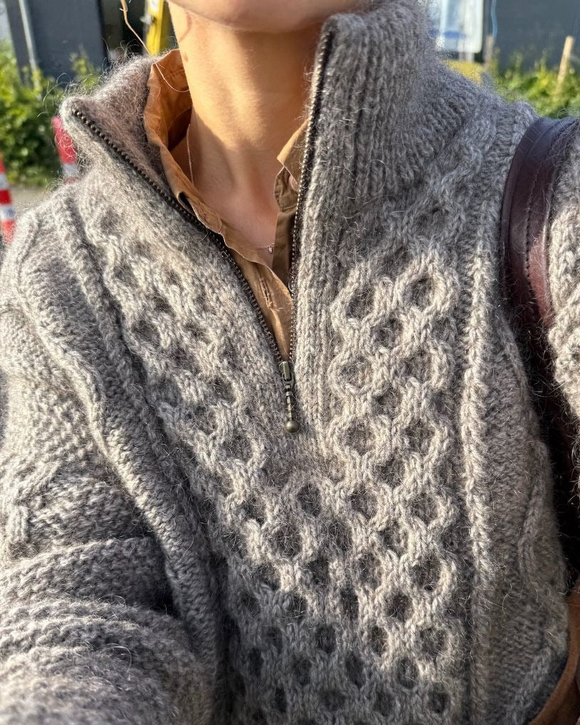 Closeup af kvinde iført brun Dagmar Zipper Sweater