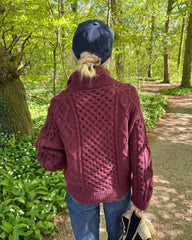 Kvinde med bordeaux Dagmar Zipper Sweater set bagfra