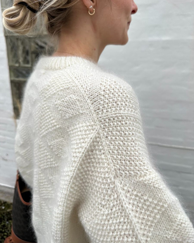 Kvinde iført hvid Esther Sweater