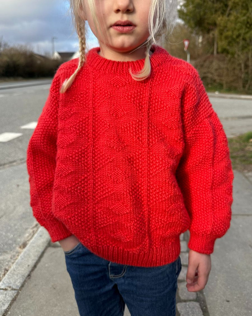 Barn iført rød Esther Sweater Junior