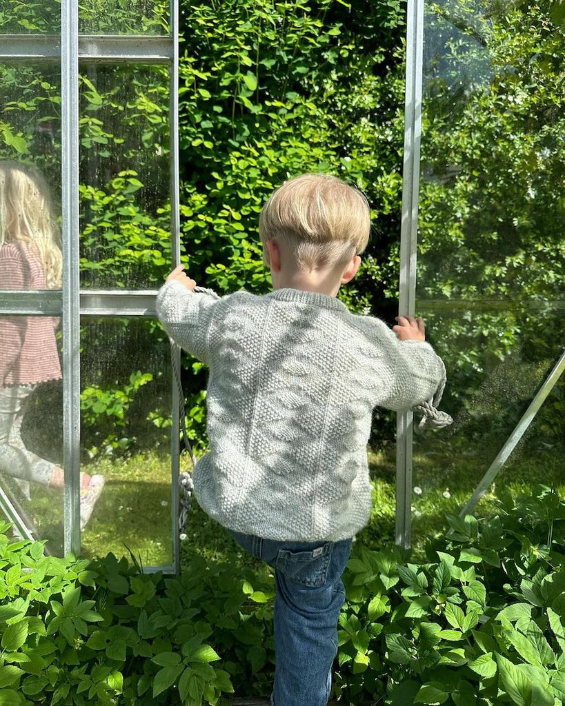 Barn iført grå Esther Sweater Junior