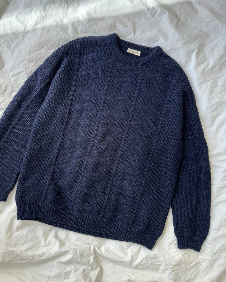 Mand iført blå Esther Sweater Man