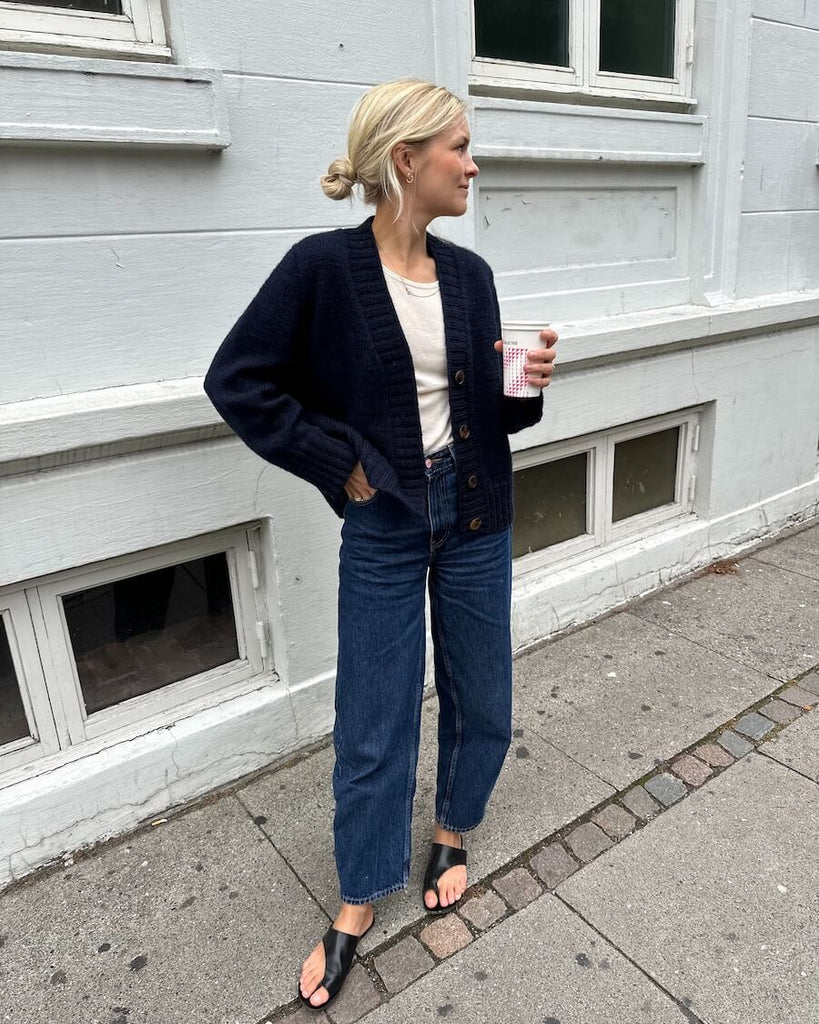 Kvinde iført mørkeblå Eva Cardigan