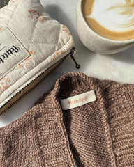 Petiteknit Biscuit label i Eva cardigan