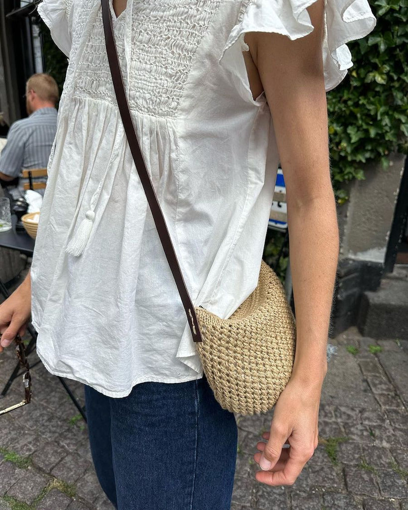 Florence bag med mørk læderrem på dame